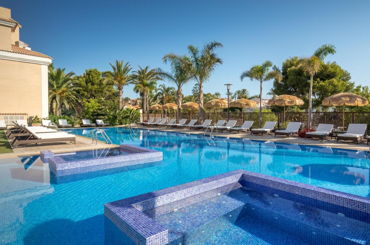 Barcelo La Nucia Hills Hotel Eksteriør billede The swimming pool at the hotel
