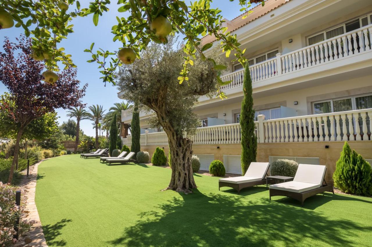 Barcelo La Nucia Hills Hotel Eksteriør billede Artificial grass at a hotel